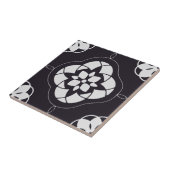 対称な白い花のパターン（黒） タイル (側面)