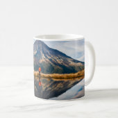 対称のオレンジのドレスを着た登山家 コーヒーマグカップ (正面右)