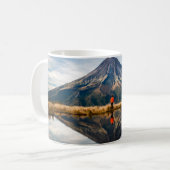 対称のオレンジのドレスを着た登山家 コーヒーマグカップ (正面左)