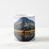 対称のオレンジのドレスを着た登山家 コーヒーマグカップ (中央)