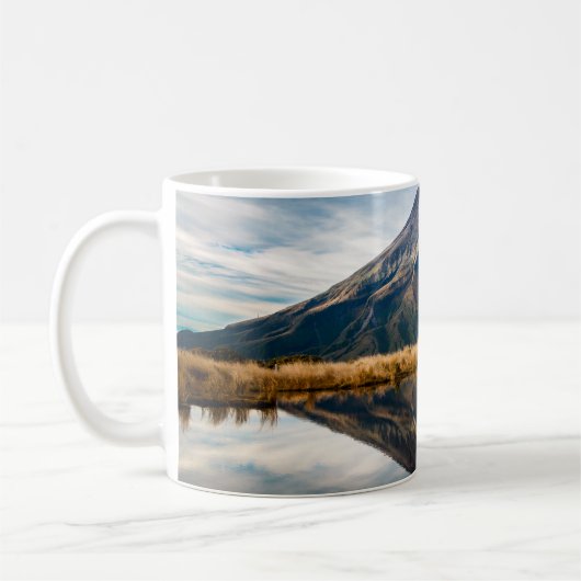対称のオレンジのドレスを着た登山家 コーヒーマグカップ (左)