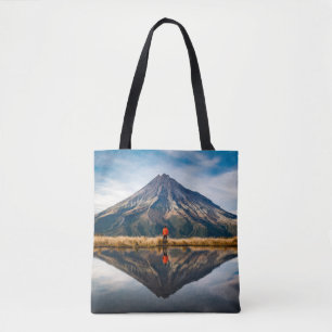 対称のオレンジのドレスを着た登山家  トートバッグ