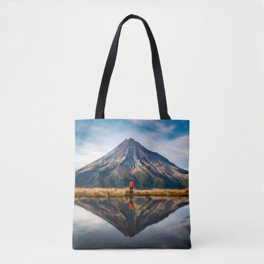 対称のオレンジのドレスを着た登山家  トートバッグ (正面)