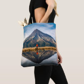 対称のオレンジのドレスを着た登山家  トートバッグ (クローズアップ)