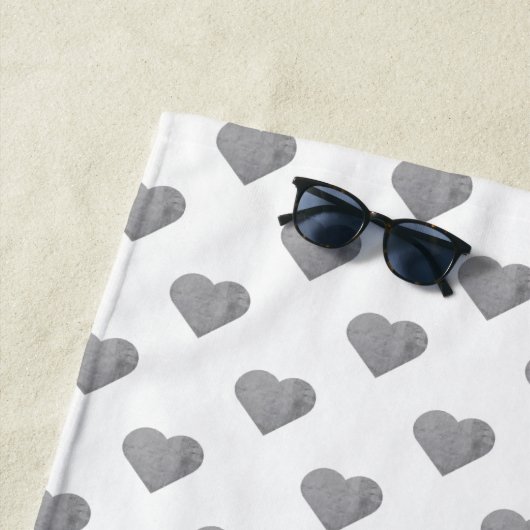 対称の小さなコンクリートグレーハートオン白 ビーチタオル (インサイチュ)
