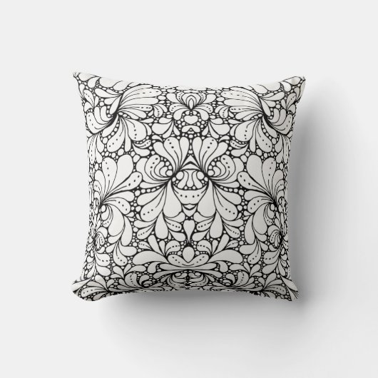 対称的なエスニックオーナメント クッション (正面)