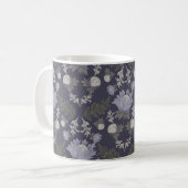 対称的なダークパープルの花柄 コーヒーマグカップ (正面左)