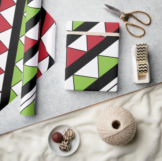 対角ストライプ三角形の緑の赤い三角形パターン ラッピングペーパー (クラフト)