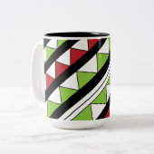 対角線ストライプの緑の黄色い三角形モダン ツートーンマグカップ (正面左)