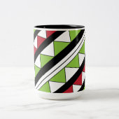 対角線ストライプの緑の黄色い三角形モダン ツートーンマグカップ (中央)