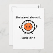 寿司ができる彼女は信じた - 面白い言葉遊び ポストカード (正面/裏面)