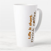 寿命が短い。コーヒーを飲みなさい。コーヒおもしろいーのスローガン カフェラテマグ (右アングル)