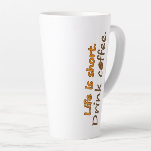 寿命が短い。コーヒーを飲みなさい。コーヒおもしろいーのスローガン カフェラテマグ (右アングル)