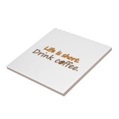 寿命が短い。コーヒーを飲みなさい。コーヒおもしろいーのスローガン タイル (側面)