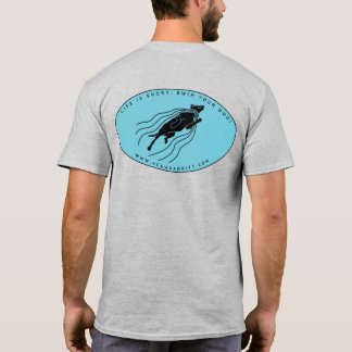 寿命が短い。犬を泳いで。大きなロゴ背面T Tシャツ