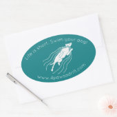 寿命が短い。犬を泳いで！白犬ステッカー 楕円形シール (封筒)