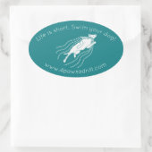 寿命が短い。犬を泳いで！白犬ステッカー 楕円形シール (バッグ)