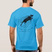 寿命が短い。犬を泳いで！T-シャツ Tシャツ (裏面)