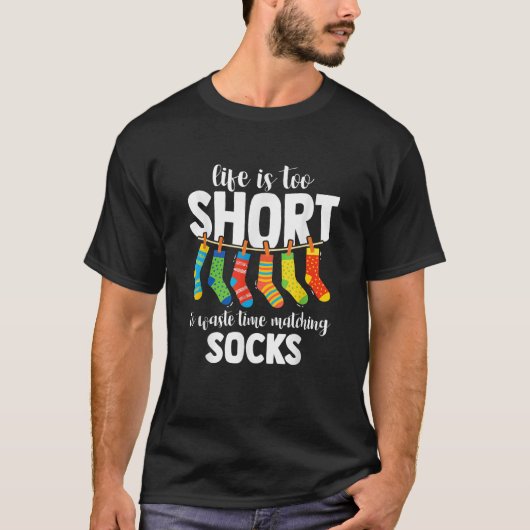 寿命が短すぎて時間を無駄にできない靴下のおもしろい Tシャツ (正面)