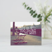 寿命が短すぎる |やる気を起こさせる引用文 ポストカード (スタンド正面)