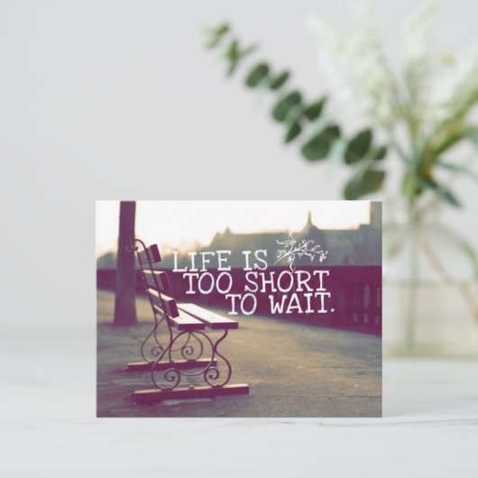 寿命が短すぎる |やる気を起こさせる引用文 ポストカード (スタンド正面)