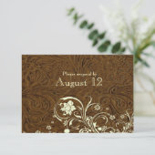 封筒が付いている焦茶の革クリーム色のレースRSVP 出欠カード (スタンド正面)