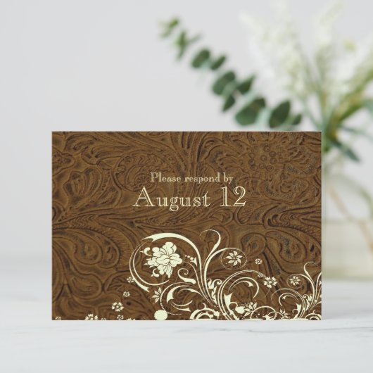 封筒が付いている焦茶の革クリーム色のレースRSVP 出欠カード (スタンド正面)