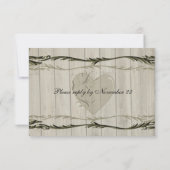 封筒が付いている素朴な木製のハートおよびつる植物のrsvp 出欠カード (裏面)