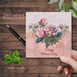 封筒に入ったピンクのバラ Happy Women's Day シーズンカード
