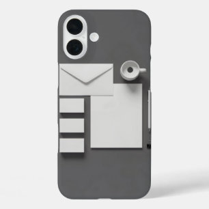 封筒名刺のレターと灰色の背景 iPhone 16 PLUSケース