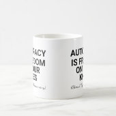 専制は膝上の自由 コーヒーマグカップ (中央)