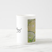 専門のマグ-レモンおよびライムの切れ ボーンチャイナマグカップ (正面)