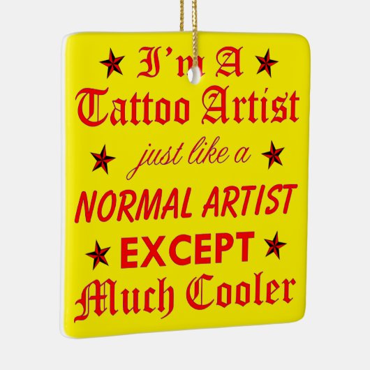 専門の入れ墨の芸術家は正常な芸術家を前好みます セラミックオーナメント (右)
