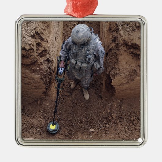 専門家が武器キャッシュを検索する メタルオーナメント (正面)