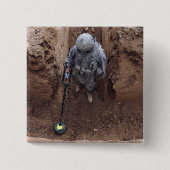 専門家が武器キャッシュを検索する 缶バッジ (正面)