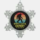 専門家のビッグフットを隠して探おもしろいす スノーフレークピューターオーナメント (正面)