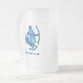 射手座のプロフィールによって曇らされるビールのジョッキ フロストグラスビールジョッキ (正面左)