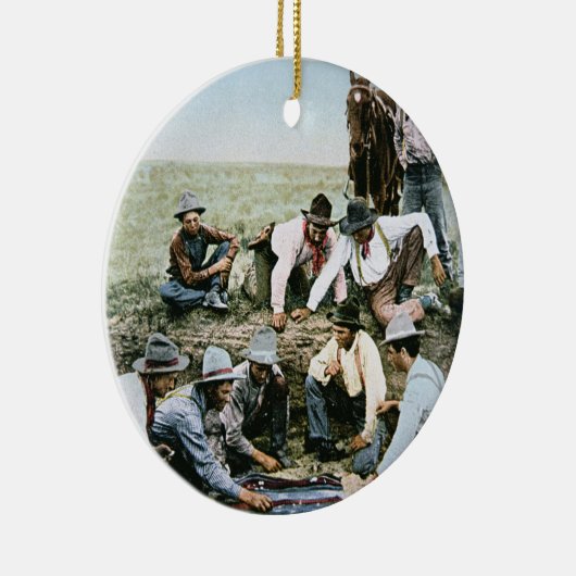 射撃、発砲のがらくたを賭けているカウボーイを描写する郵便はがき セラミックオーナメント (右)