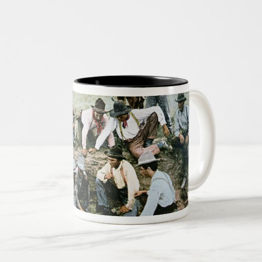 射撃、発砲のがらくたを賭けているカウボーイを描写する郵便はがき ツートーンマグカップ (正面右)