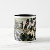 射撃、発砲のがらくたを賭けているカウボーイを描写する郵便はがき ツートーンマグカップ (中央)