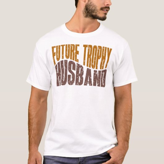将来のトロフィー夫 面白い男性へのギフト Tシャツ (正面)