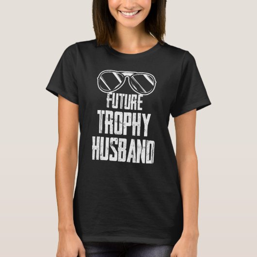 将来のトロフィー婚約者 結婚する人 夫になる人 独身 Tシャツ (正面)