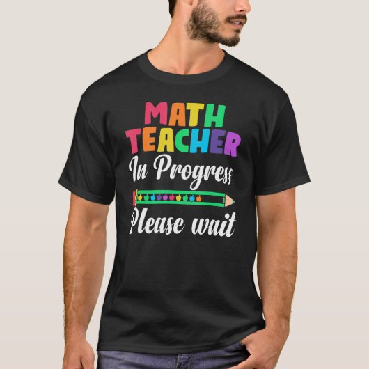 将来の先生Est 2023数学先生進行中P Tシャツ (正面)