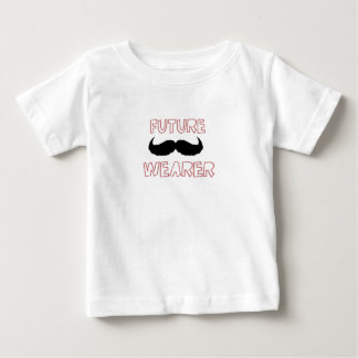 将来の口ひげ着用者の男の赤ちゃん ベビーTシャツ