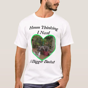 小おもしろいさなバケツに大きな固まりがあり Tシャツ