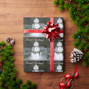 小ぎれいなスカーフを持つ包装紙の雪の女性 ラッピングペーパー