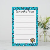 小さいオレンジ魚が付いている青い魚の学校パターン 便箋 (スタンド正面)