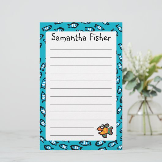 小さいオレンジ魚が付いている青い魚の学校パターン 便箋 (スタンド正面)