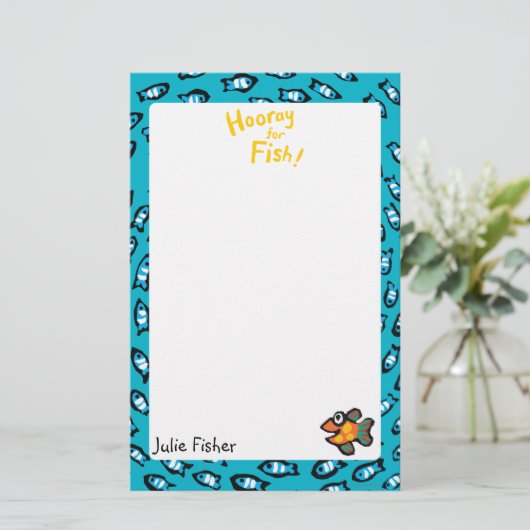 小さいオレンジ魚が付いている青い魚の学校パターン 便箋 (スタンド正面)
