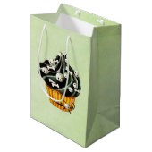 小さいスカルを搭載するハロウィンの黒いカップケーキ ミディアムペーパーバッグ (正面アングル)